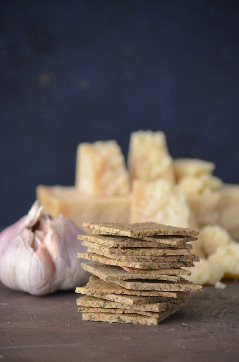Galletas rústicas con ajo y queso