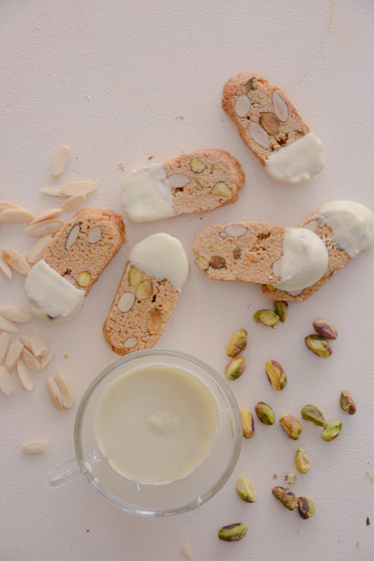 Biscottis con almendras y pistachos bañado en chocolate blanco