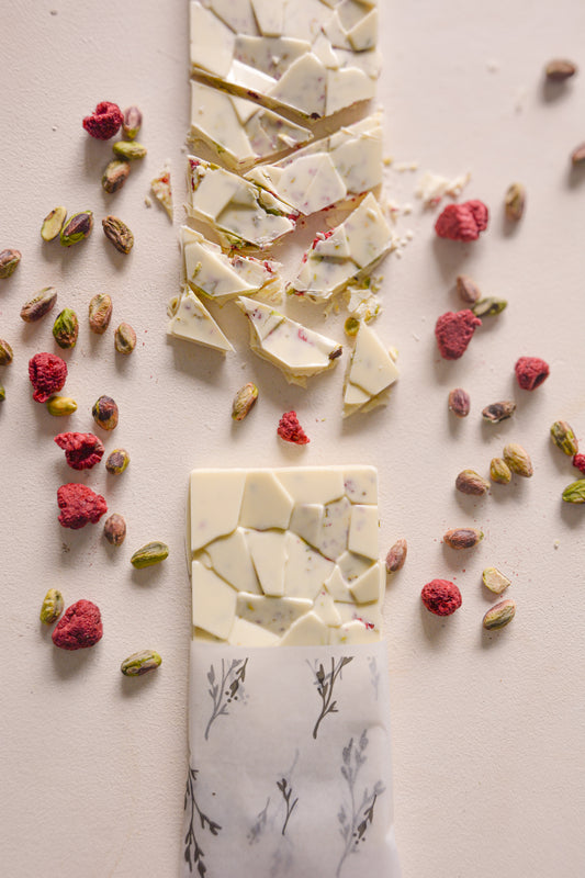 Tableta de chocolate blanco con pistachos y frambuesas
