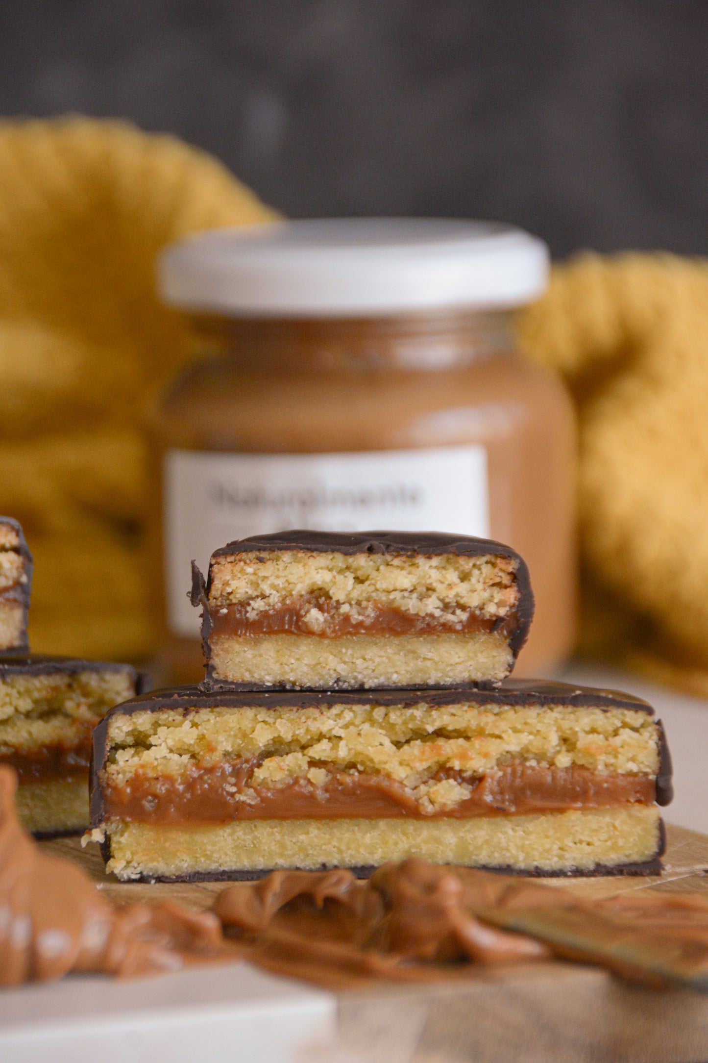 Alfajores de dulce de leche bañados en chocolate